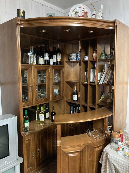 Bar Garrafeira com espelhos e luzes