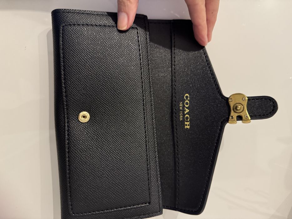 Carteira Coach preta com logo em metal