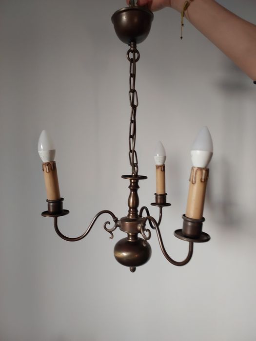 Lampa wisząca na łańcuchu.