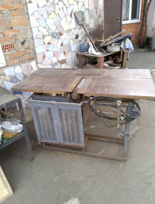 Продам деревообробний станок. В робочому стані. Ціна: 10000 грн.
