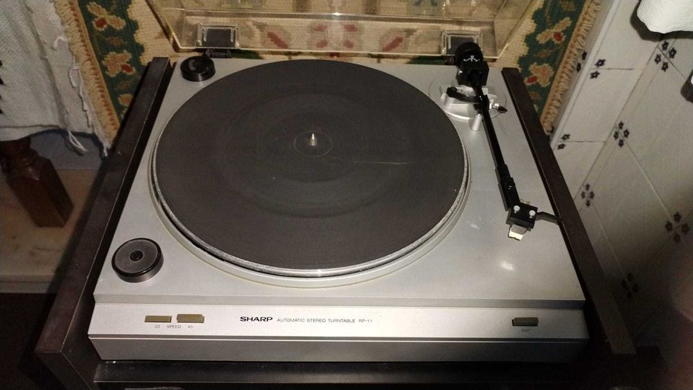 Aparelhagem vintage da Sharp - inclui gira discos