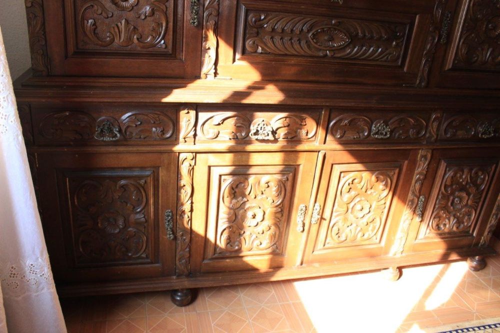Móvel de sala em madeira maciça talhada.