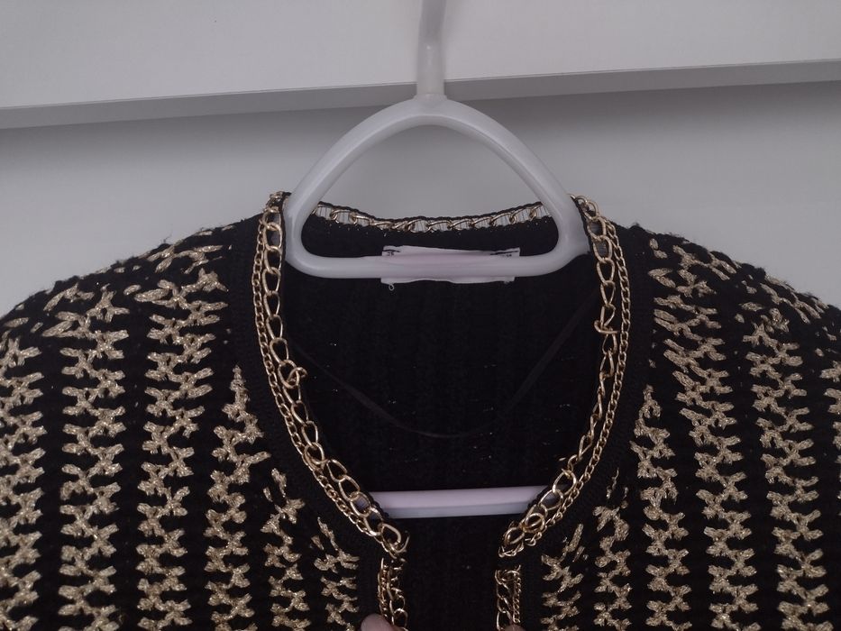 Elegancki kardigan sweter czarny ze złotą nitką Mango
