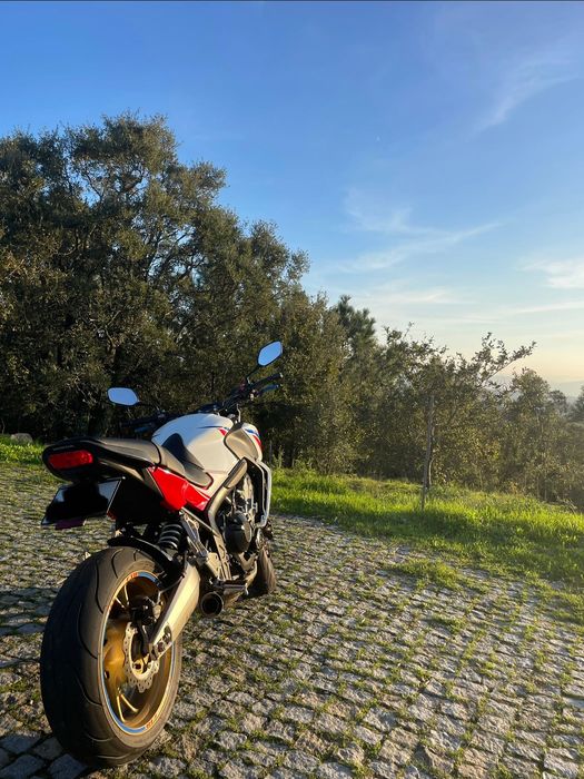 Vendo honda cb650f com quickshifter e vários outros extras