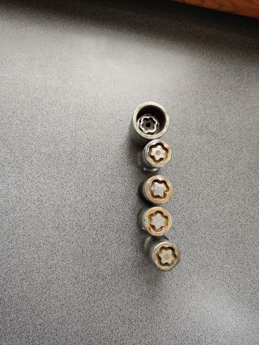 Sprzedam nakrętki zabezpieczające