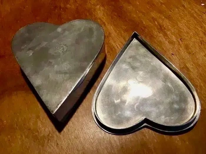 CAIXA CORAÇÃO - J.S.I. - estanho a 97% - anos 80 - 16x14x4,5 cm/s