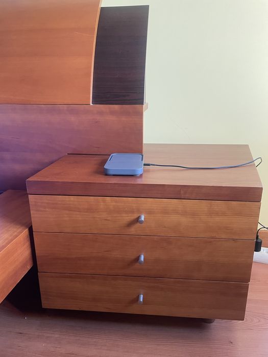 Cama casal com cabeceiras e espelho