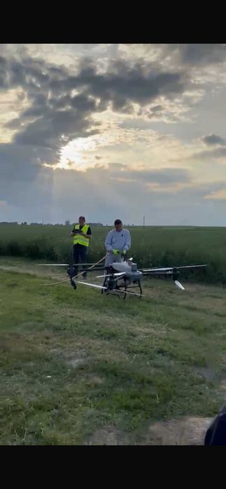Profesjonalne opryski dronem AGRODRONEM DJI AGRAS T50