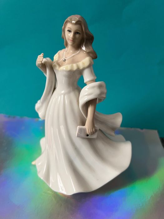 Статуетка дама..