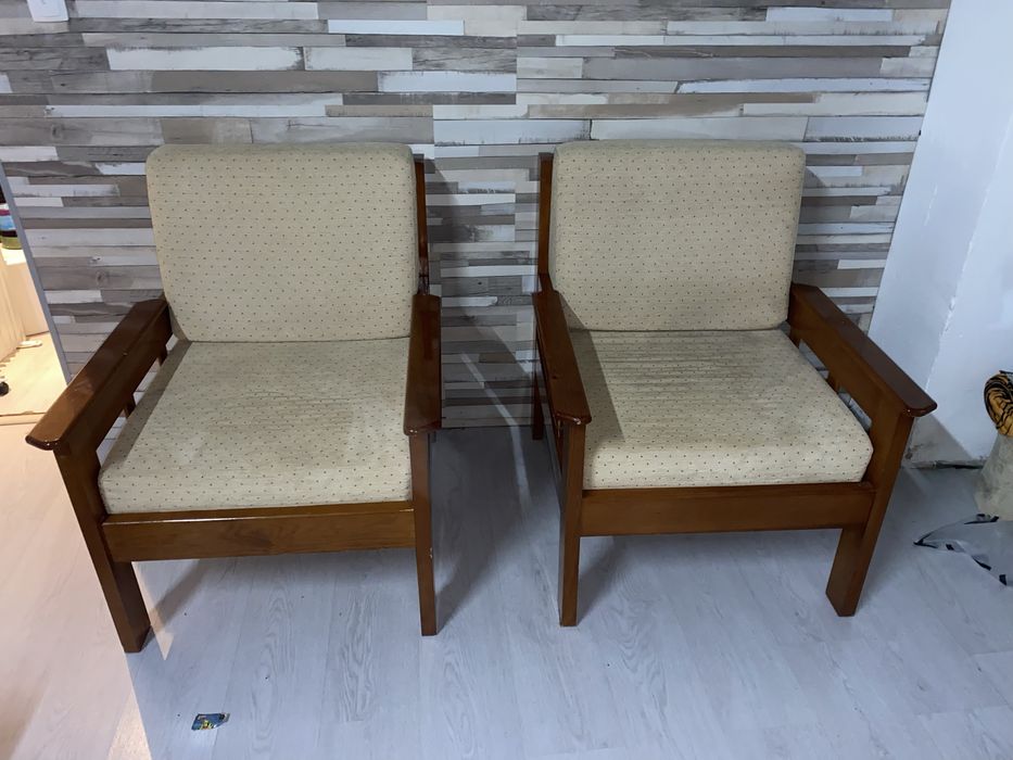 Vendo 2 cadeirões de madeira