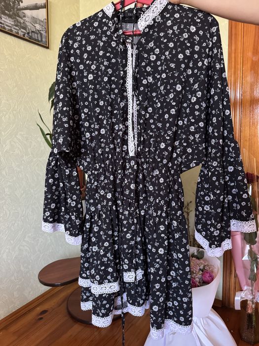 Чорна сукня в квітковий принт з мереживом