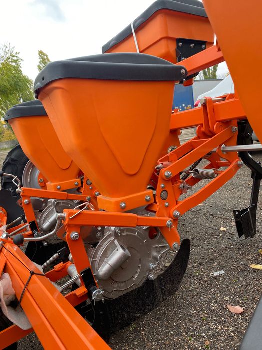 Сівалка пневматична Весна 8 Фаворит (Сеялка универсальная Весна 8)