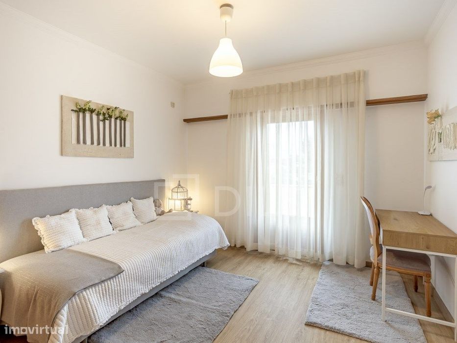 Moradia T4+1 em Cascais, com jardim privativo e piscina em condomínio