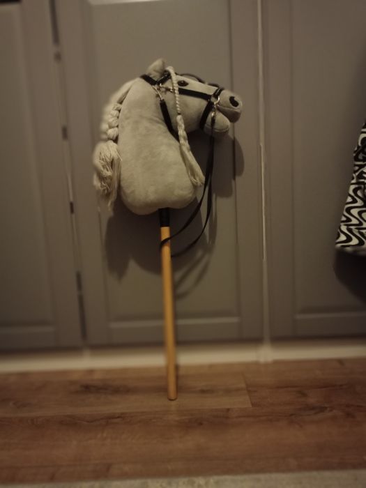 Hobby horse z kantarem i wodzami