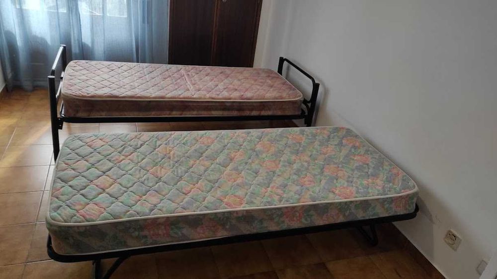 cama ferro 1+1 c/colchões e candeeiro.