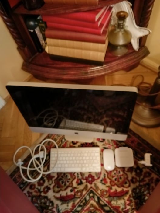 Apple iMac 21.5 cała z klawiaturą i myszką