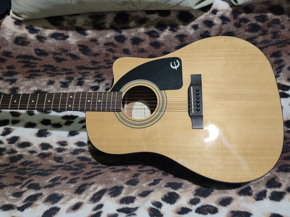 Продам акустическую гитару