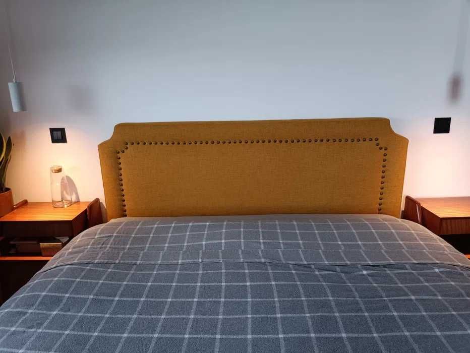 Cabeceira de cama amarela mostarda com tachas