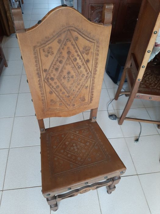 Mesa e armário em madeira maciça trabalhada