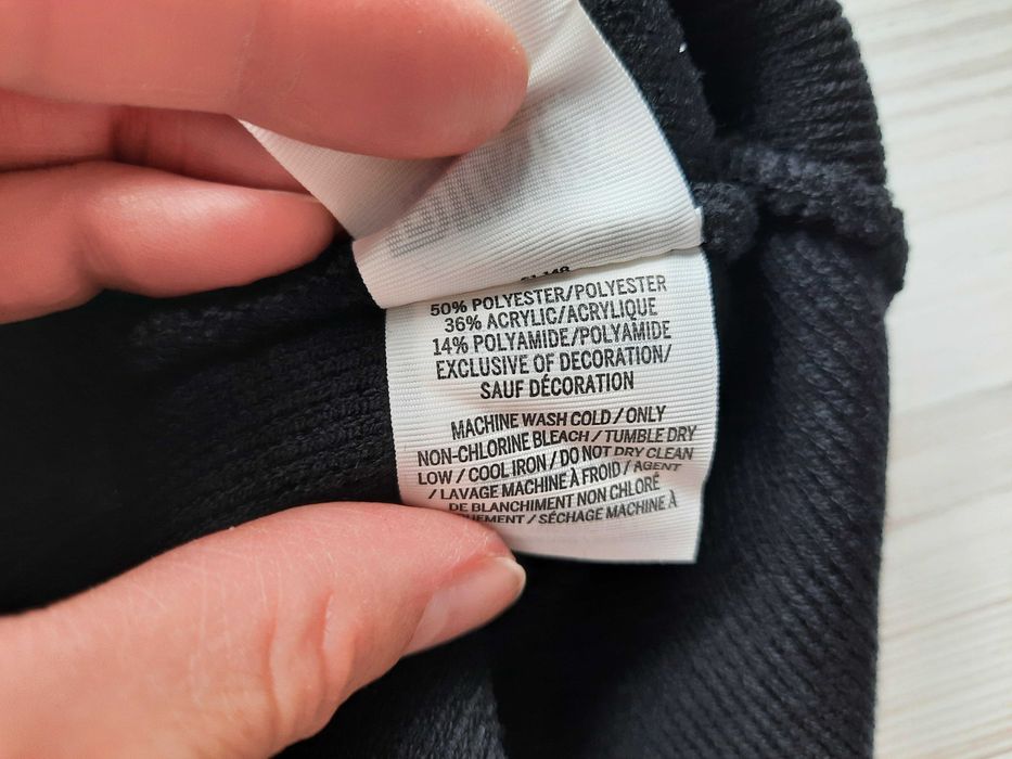Теплая черная шапка Victoria's secret оригинал с подворотом с гербом