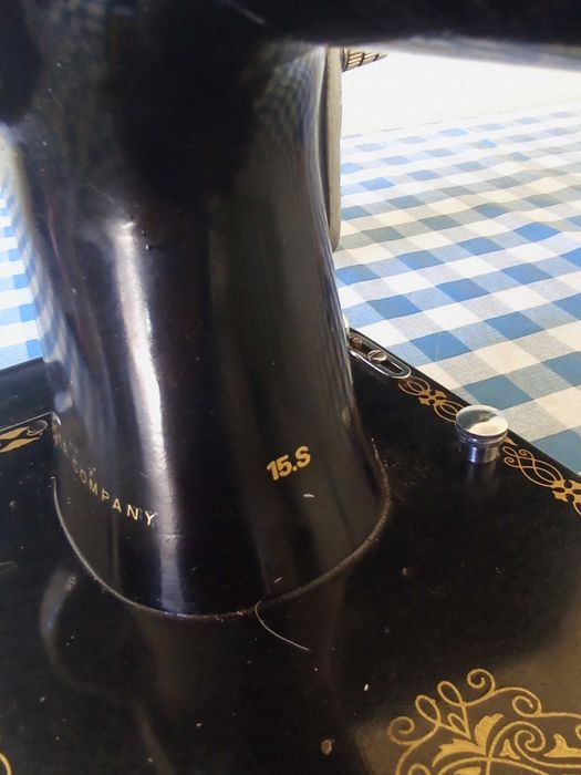 Maquina de costura Singer muito antiga, em bom estado