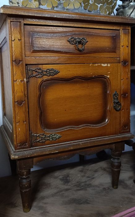 Mesa de cabeceira antiga