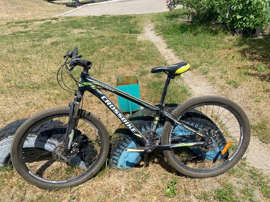 Горный велосипед Crossbike Leader с 26-дюймовыми колесами и зелено-черной рамой