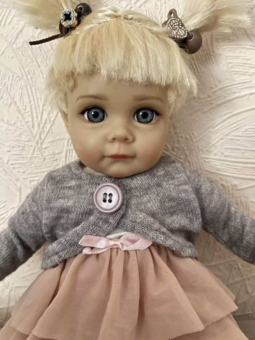 Реалістична лялька з котиком