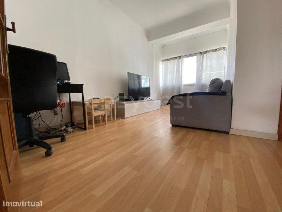 Apartamento central T2 na Moita em bom estado