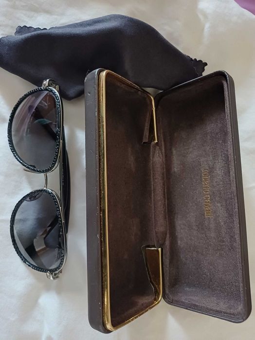 Óculos de sol pretos de marca Roberto Cavalli autênticos, impecáveis e sem riscos. A caixa dos óculos é que está um pouco riscada de andar na mala.