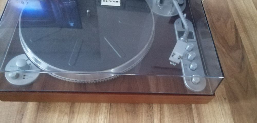 Gramofonu adam pokrywa