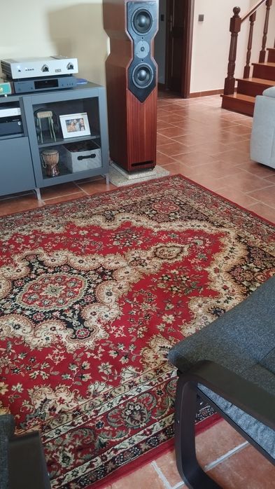 Vendo tapete oriental Keshan em muito bom estado com 3.00m por 2.00m pode ser visto na minha residência cem conprumiso