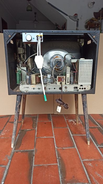 Televisão a válvulas com pés de palito.