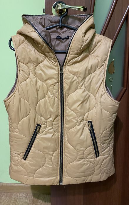 Жилетка жіноча с капюшоном