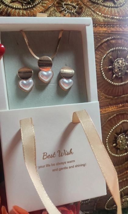 Joias em aço com caixa elegante