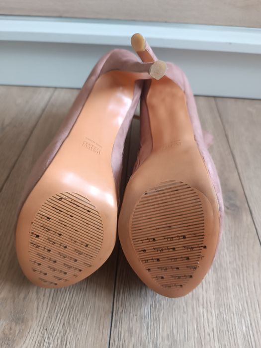 Kremowe botki na szpilce