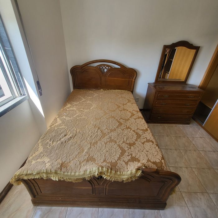 Quarto completo com 1 cama, 2 mesas de cabeceira e 1 cómoda