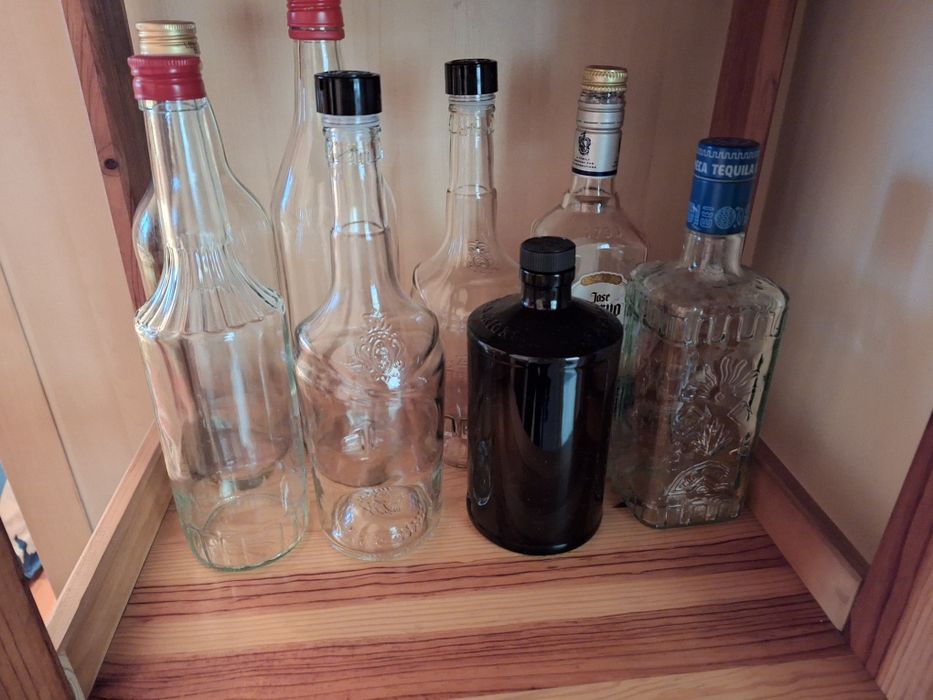 Garrafas de vidro gin tequila outras vazias