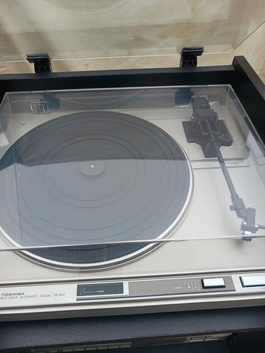 Aparelhagem marca TOSHIBA com 4 aparelhos,vide,cassete,gira discos,rádio,e microfóne