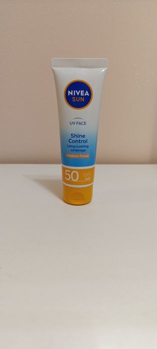NIVEA SUN UV FACE Nawilżający krem do twarzy BB z bardzo wysoką ochron