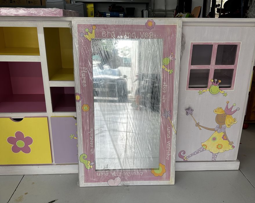 Moveis em madeira maciça para quarto menina com tema de princesas