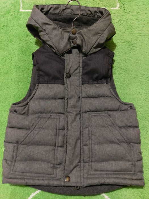 Качественная демисезонная безрукавка. Дутая утепленная жилетка