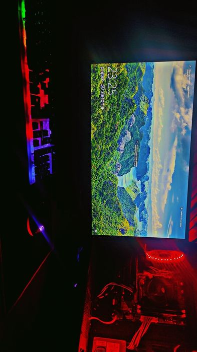 Komputer gamingowy z monitorem