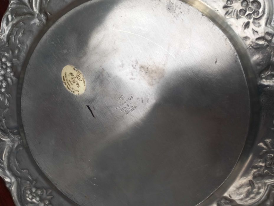 Conjunto de Moldura e Salva em Estanho