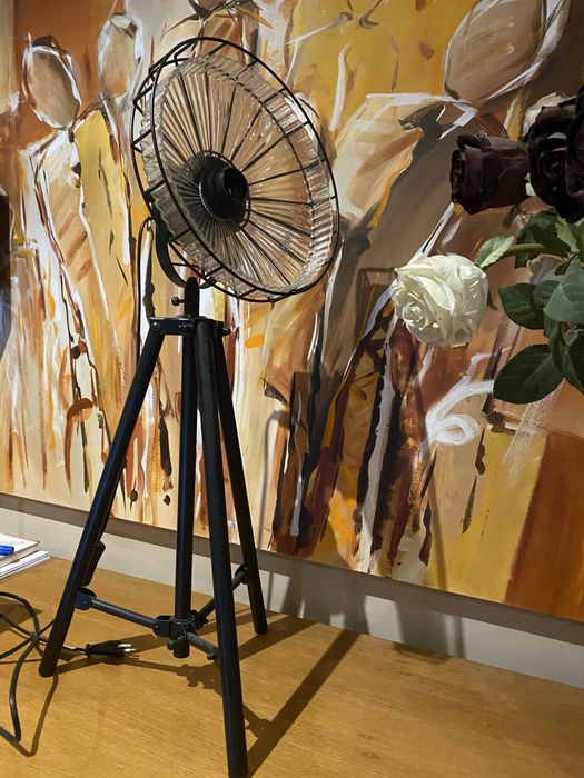 Candeeiro vintage com tripé