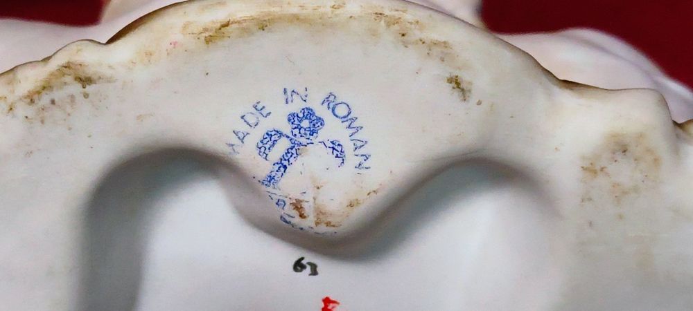 Figurka porcelanowa sygnowana