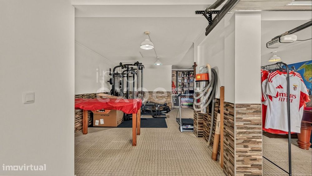 Moradia com 3 suites e piscina coberta a 10 min das praias da Ericeira