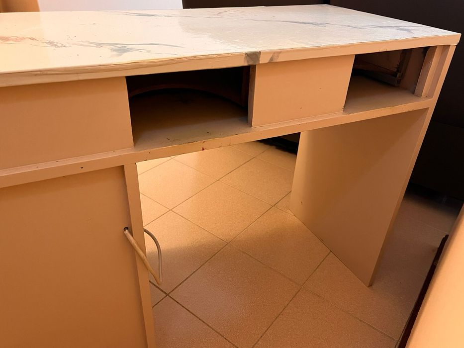 Vendo mesa de manicure .
