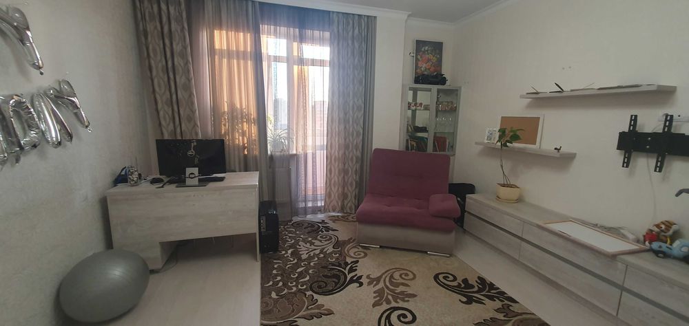 Центр Продам трехкомнатную квартиру    в новом кирпичном доме ЛД