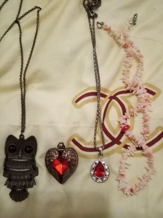 Кулоны, бусы-коралл и колье с камнями бренд